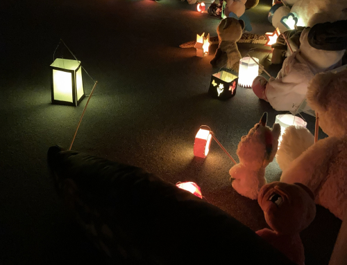 Laternenglanz und Lagerfeuer